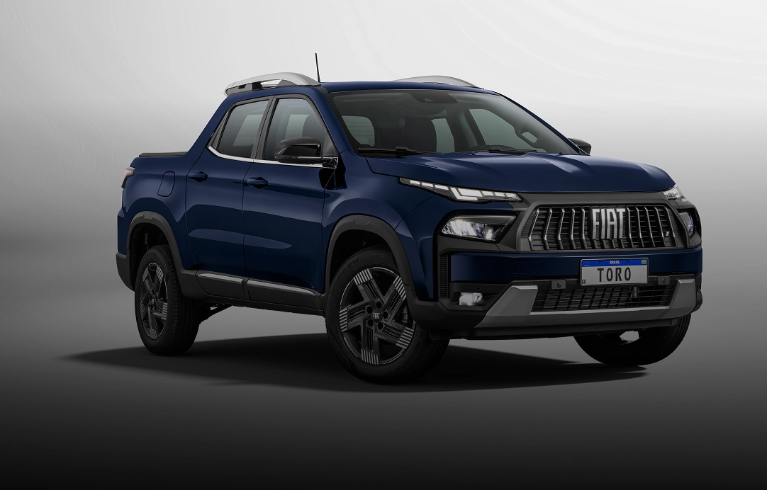 Fiat Toro azul em ambiente neutro, com grade dianteira com logo FIAT, faróis em LED e para-choque robusto.