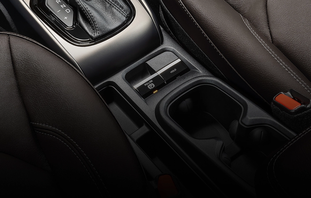 Console central da Fiat Toro com seletor de marchas, porta-copos, freio de estacionamento eletrônico e acabamento interno escuro.