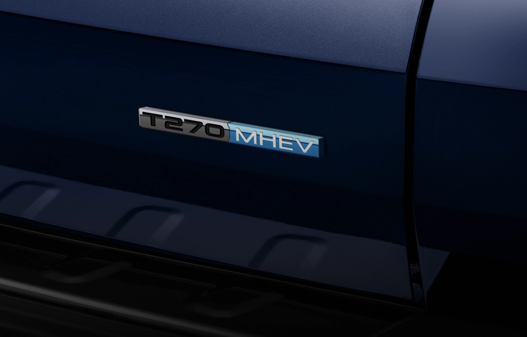 Compartimento do motor T270 Flex MHEV da Fiat Toro, com capa do motor, bateria e componentes visíveis sob o capô aberto.