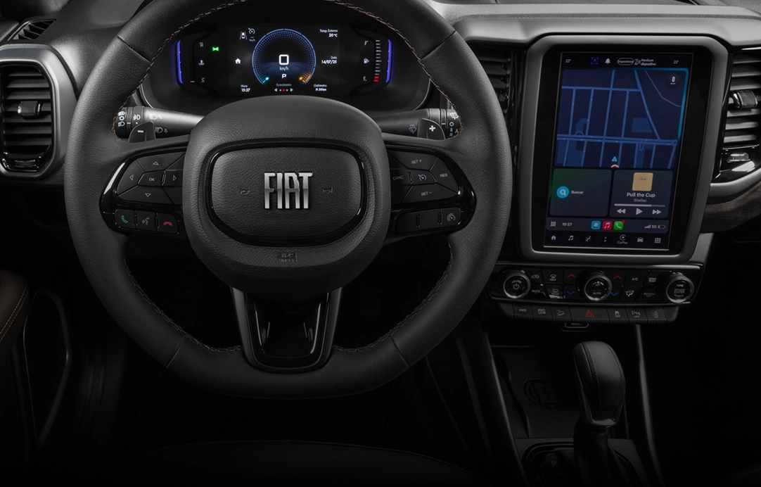 Painel interno da Fiat Toro com volante multifuncional, Cluster Digital e Central Multimídia com mapa exibido.