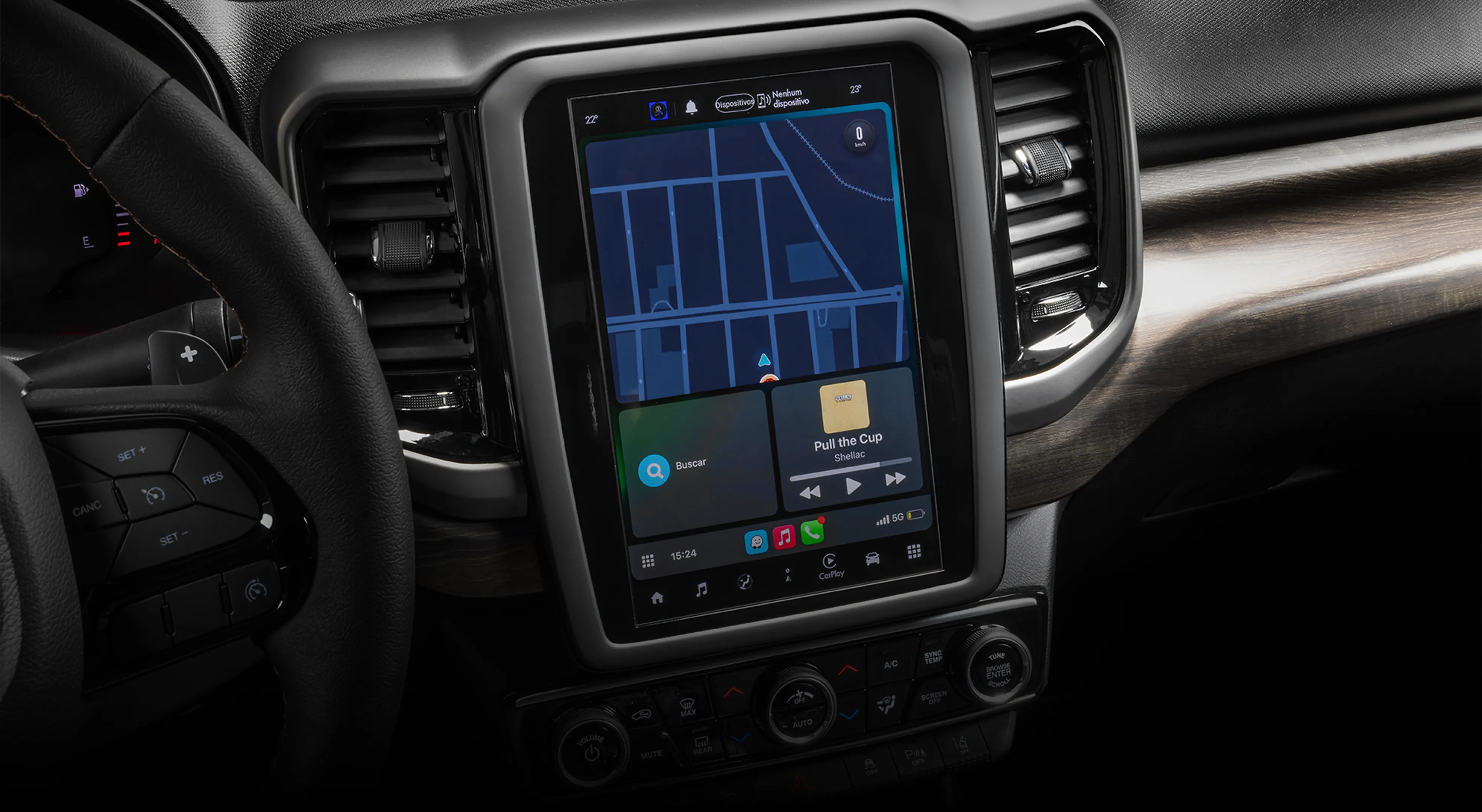 Painel interno da Fiat Toro com Central Multimídia vertical ligada, exibindo mapa de navegação, ícones coloridos e comandos abaixo da tela.