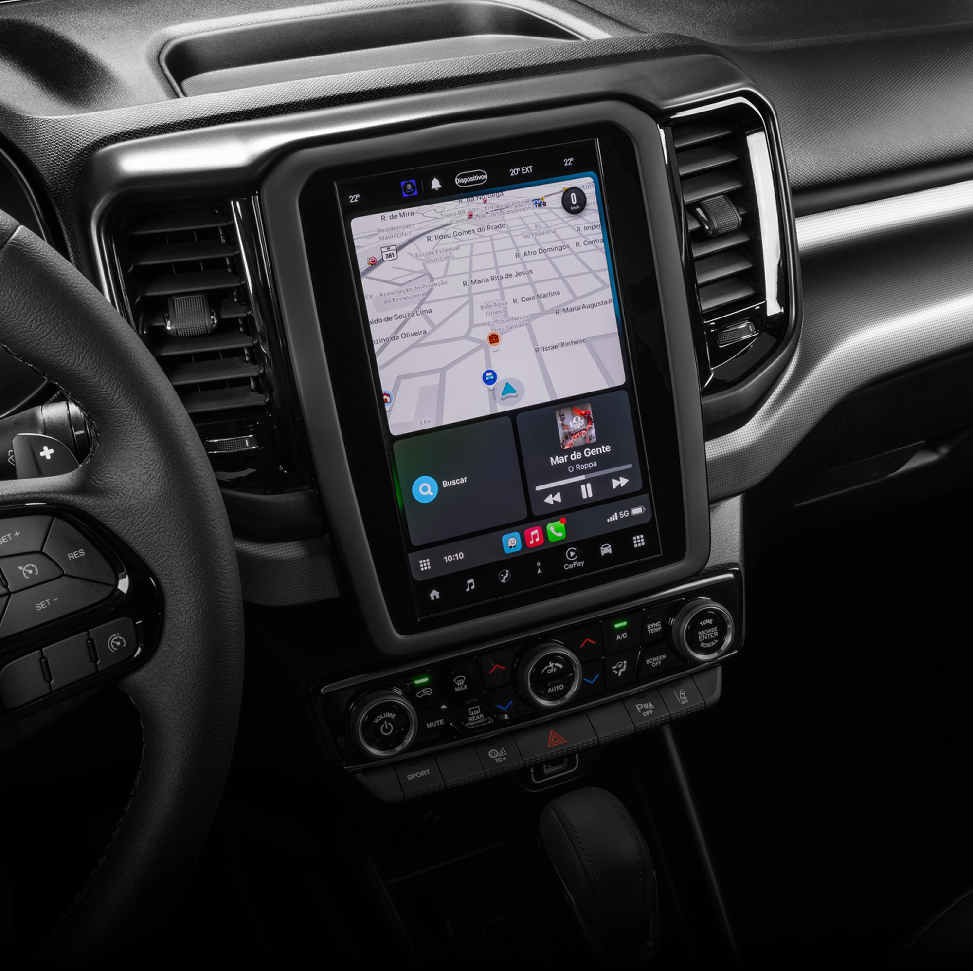 Painel interno da Fiat Toro com Central Multimídia ligada, tela vertical exibindo interface de navegação e ícones coloridos.